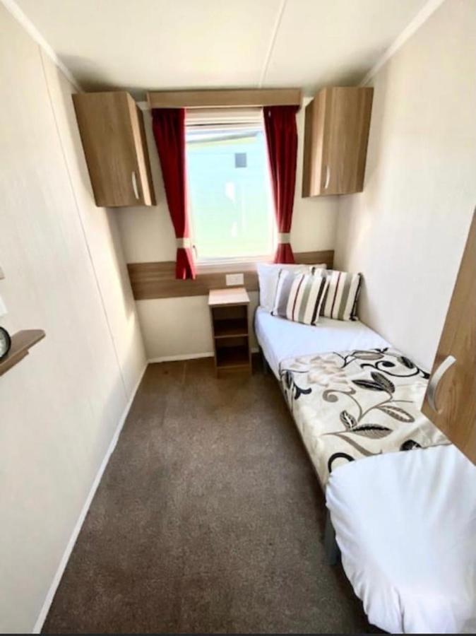 Hotel Swift Loire Jaywick Sands Esterno foto